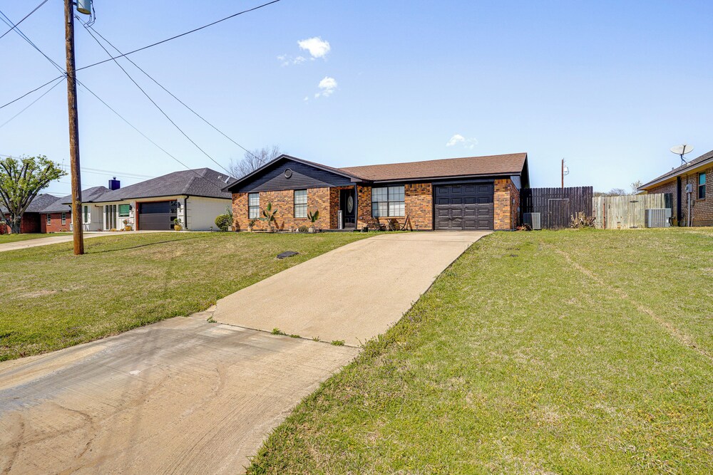 7 Mi to Lake Bridgeport: Home w/ Yard & Grill!