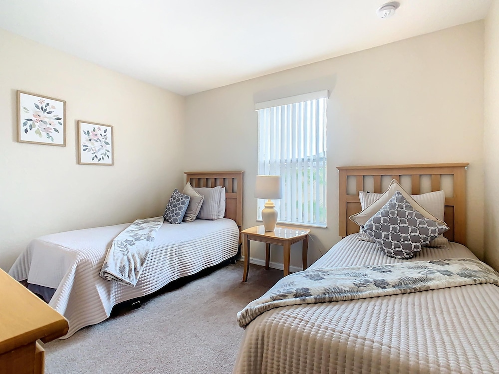 Family Getaway 4BR Townhome by Old Town