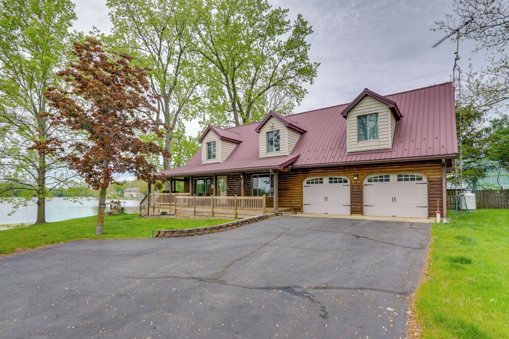 Lakefront Getaway w/ Fire Pit in Akron