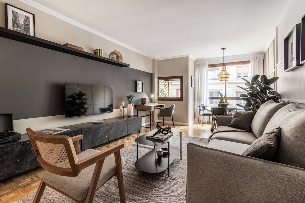 Movida - 2 Bedroom and Pool in Chamber