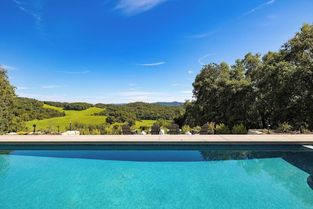 Rancho Robles by Avantstay Vineyard Villa w/ Views, Pool & Privacy