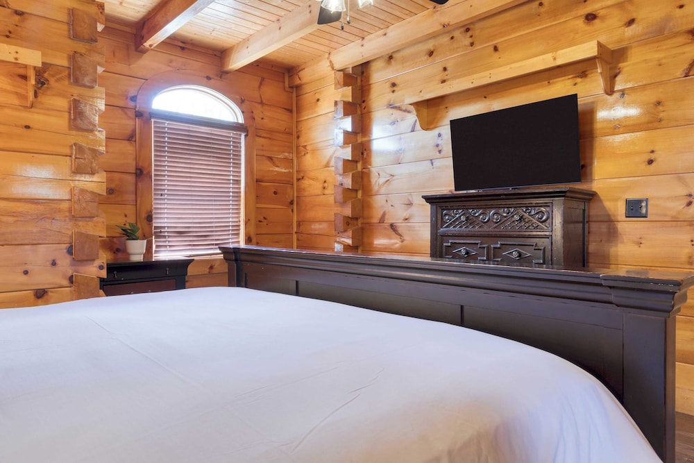 Luxury Cabin Sleeps 19 Game Room, Hot Tub Dollywood Alpine Mountain Lodge