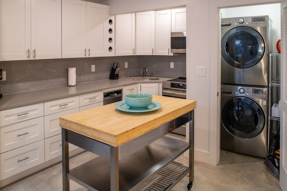 Walk to Wilton Drive - Spacious Quiet Villa 2 HOT TUB