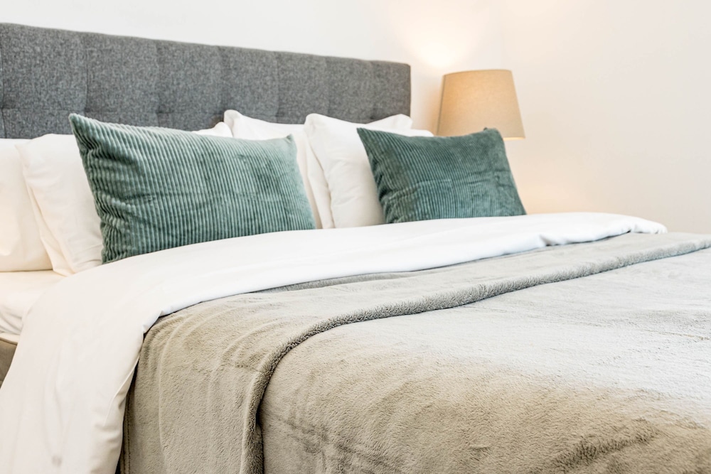 OV2 1B - Bright and Modern 3 Bedroom Apartment