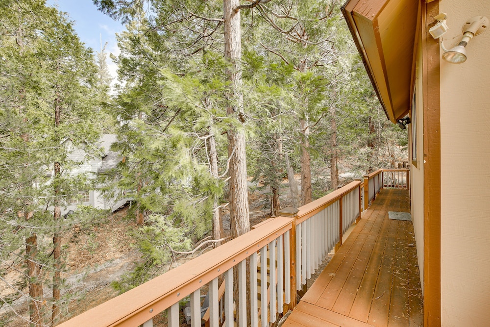 Woodsy Lake Arrowhead Cabin w/ Fire Pit Table