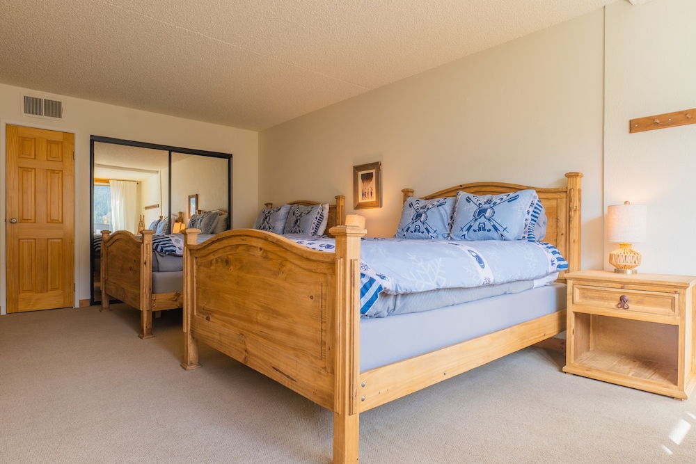 Comfortable Cozy Condo - Short Walk to American Eagle Lift - SH402 by RedAwning