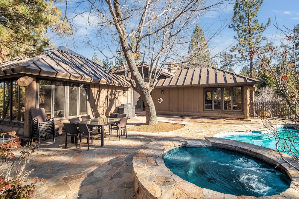 Heavenly Valley by Avantstay Home w Pool Sauna Hot Tub Game Room Tennis Crt Basketball Crt