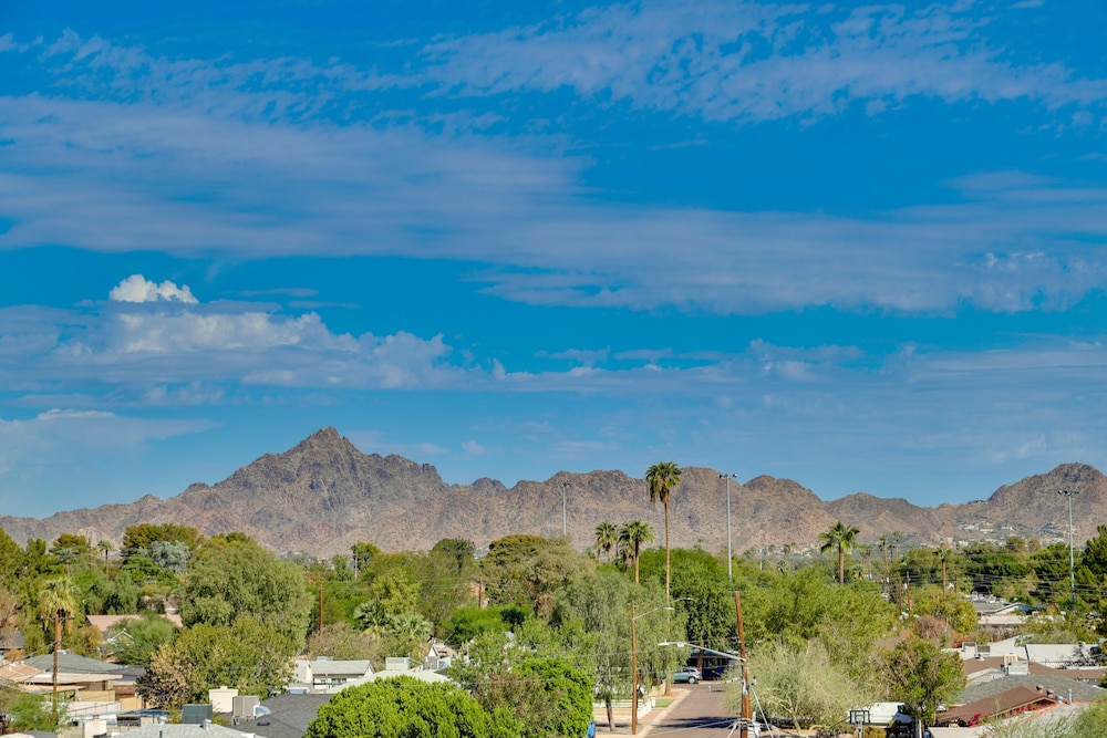 Rooftop Patio, Skyline Views: Phoenix Townhome!