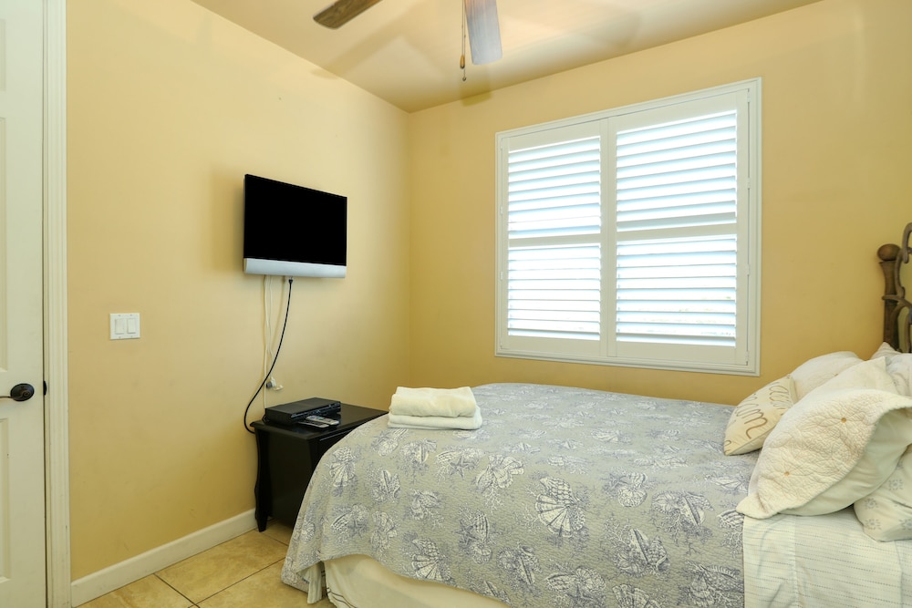 236 Ocean View 2 Bedroom Condo by RedAwning view 5