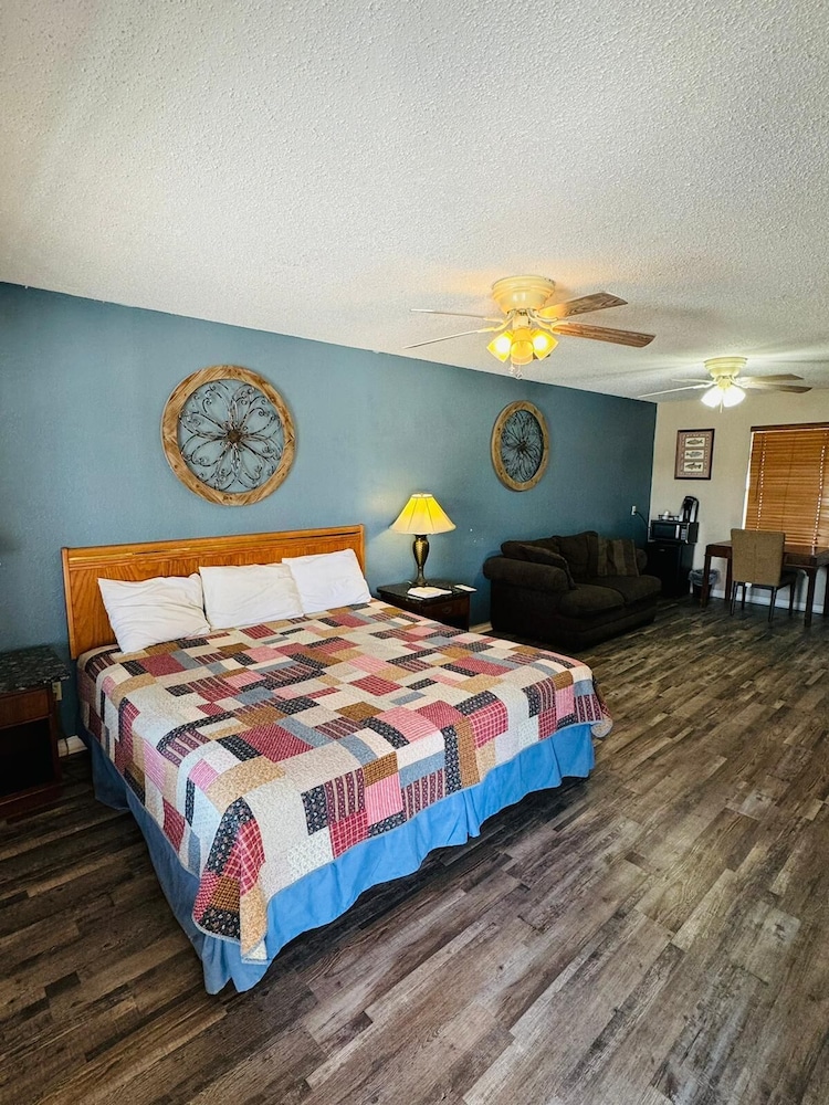 Four Horsemen Hotel - Property Image 8