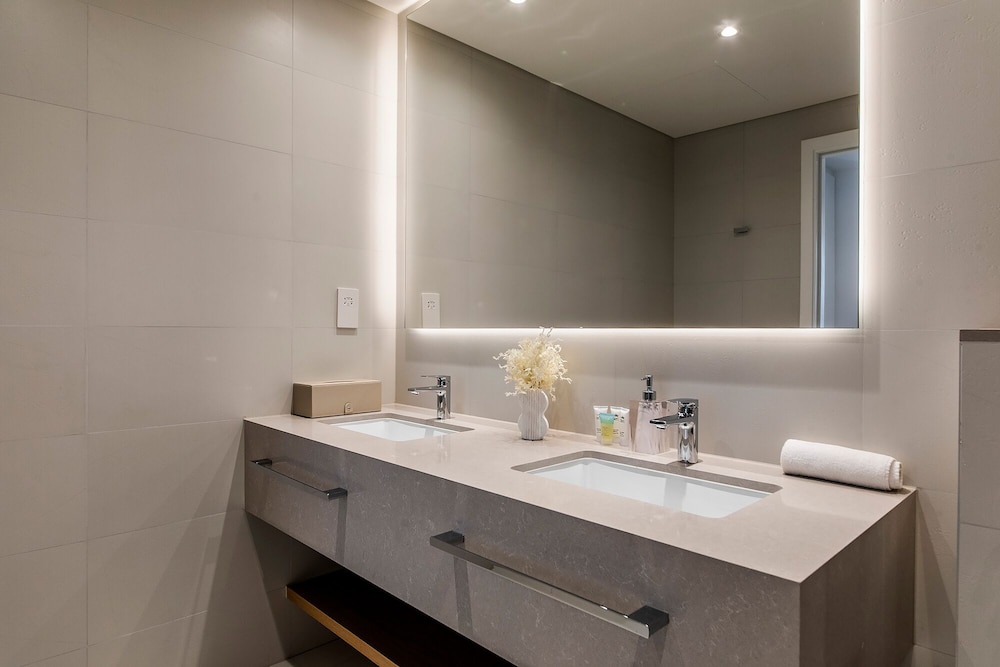 Luxury 2BR at La Vie with sea view
