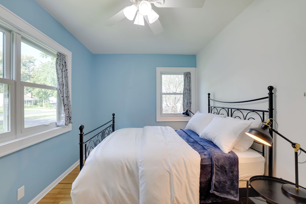 Home 8 Mi to Dtwn Minneapolis! Pet-friendly Yard