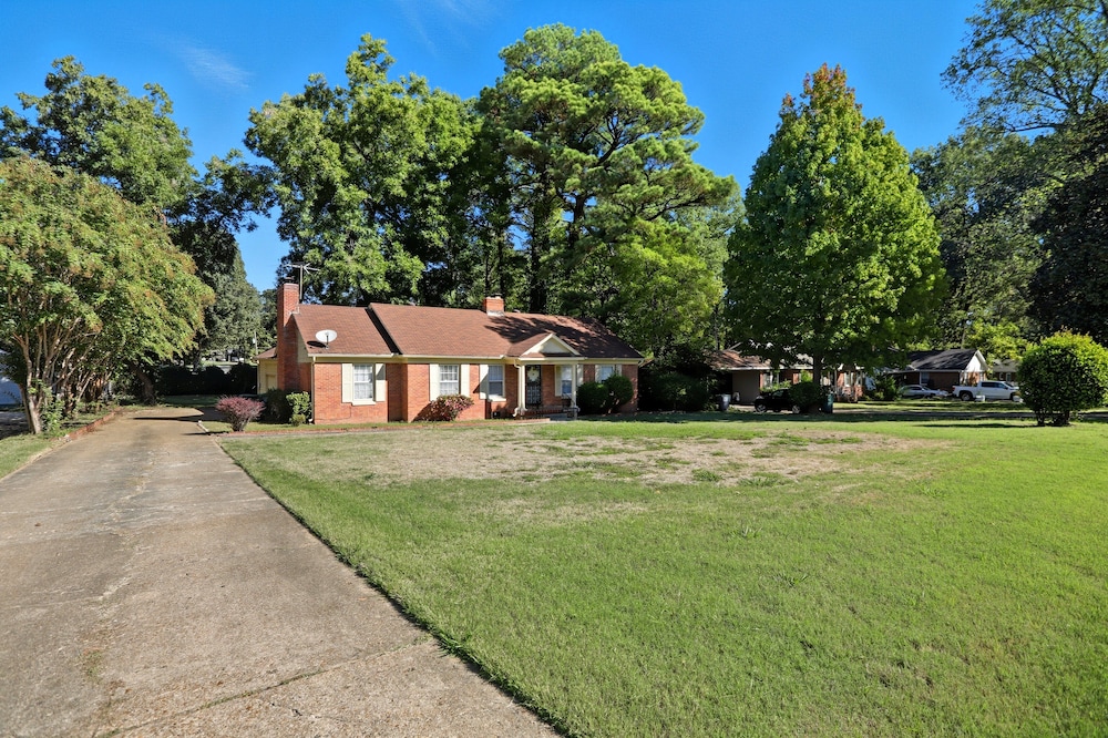 Bluff City Gem With Game Room 3 Bedroom Home