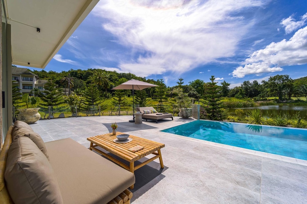 Ultra-Modern 6-Bedroom in GolfCourse PH6