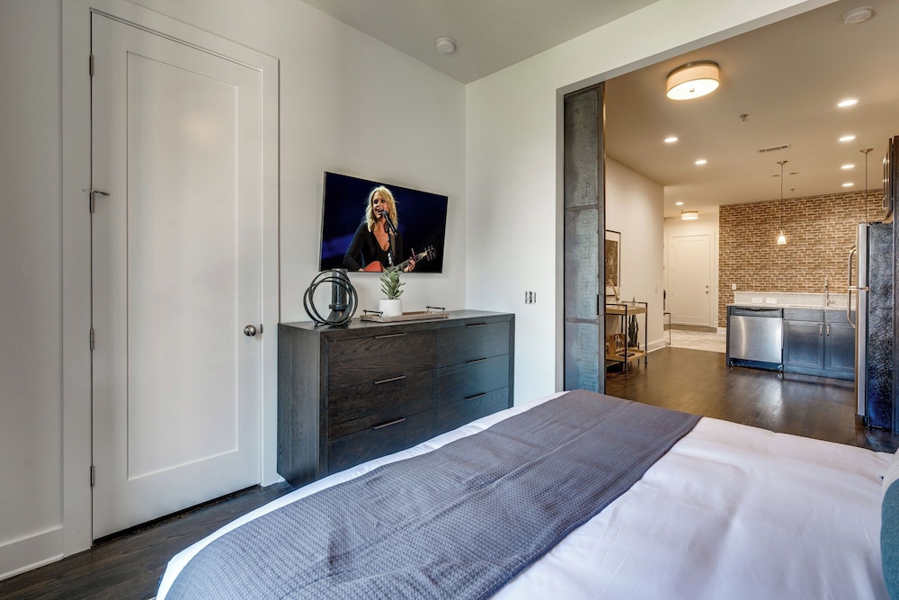 Lofts At 30th - Urban Lodge - Mins to Broadway!