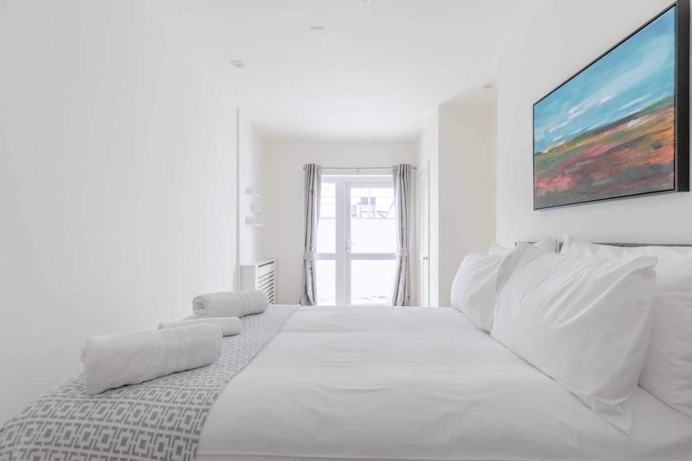 Beautifully Presented 2BD Flat W/patio- Kensington