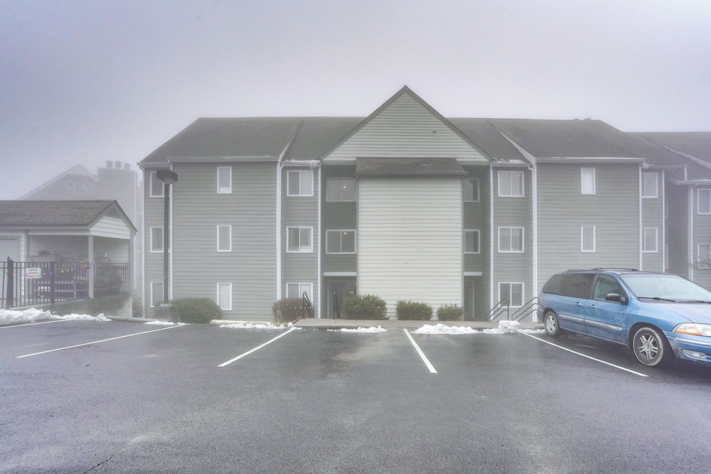 4 Mi to Dtwn Gatlinburg: Condo w/ Pool Access