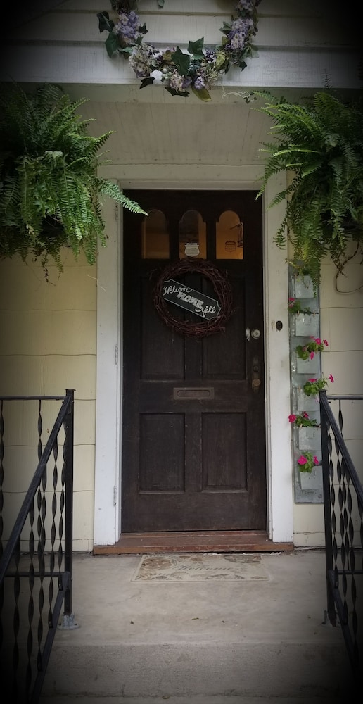 Hatfield McCoy House Inn