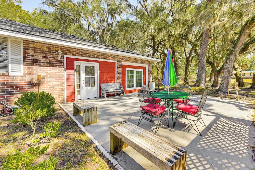 3 Mi to Dtwn Beaufort: Quiet Family Home w/ Yard