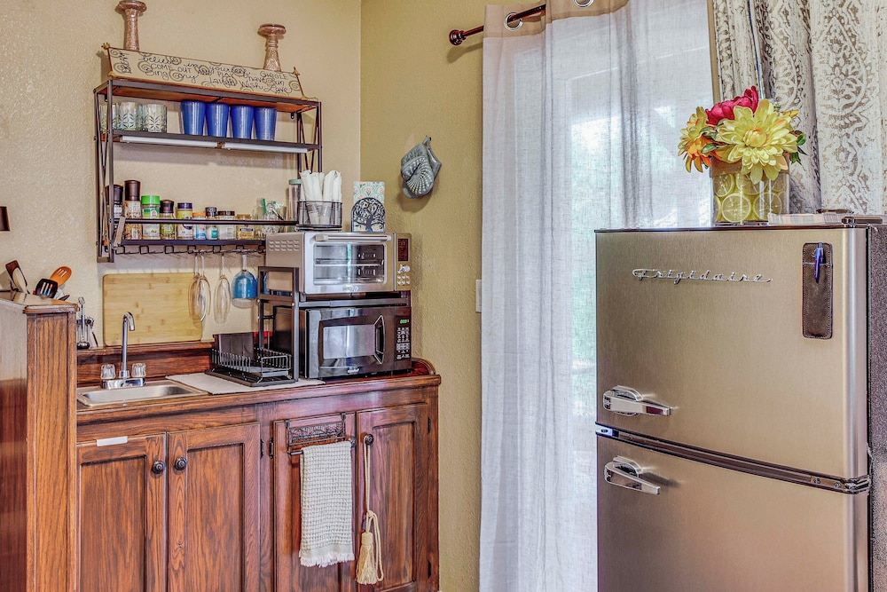Lower-level Apt w/ Hot Tub & Sauna in Graham!