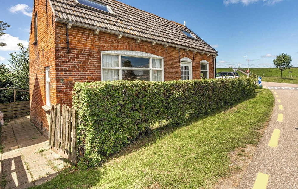 Quaint Holiday Home in Nieuwvliet-Bad near Sea Beach
