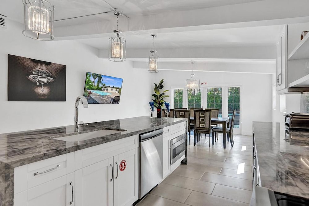 New Pool House 3-bedroom Home Victoria Park