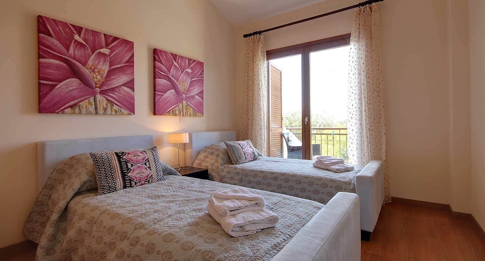 Villa HG12 - Athina view 4