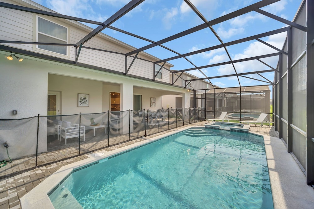 Chic 10br Retreat With Themed Rooms Pool
