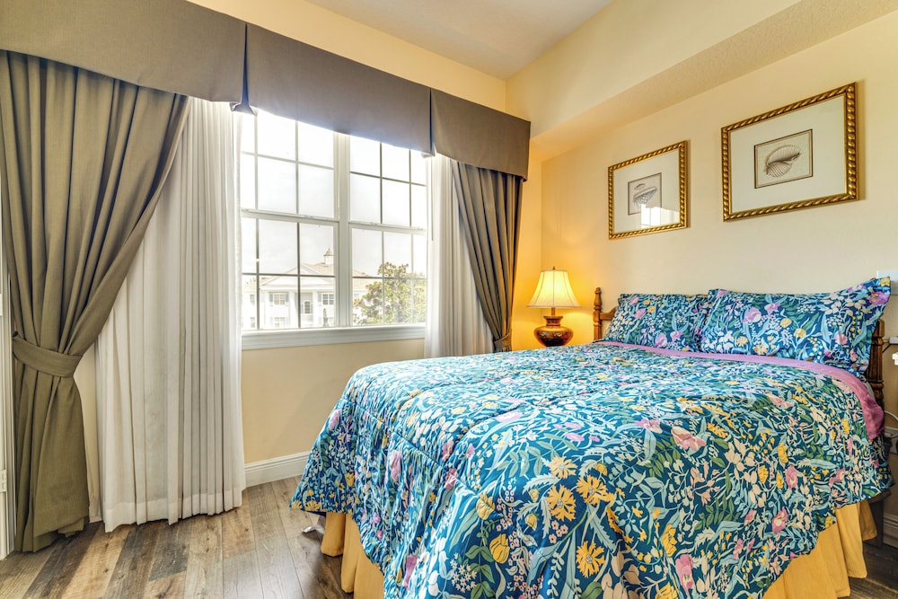 7 Mi to Disney World: Condo w/ 2 Balconies + Pools