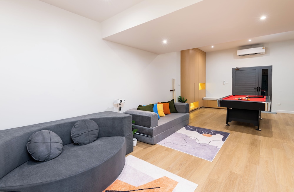 Luxury 5BR Poolhouse & Theater - 2mins to BTS