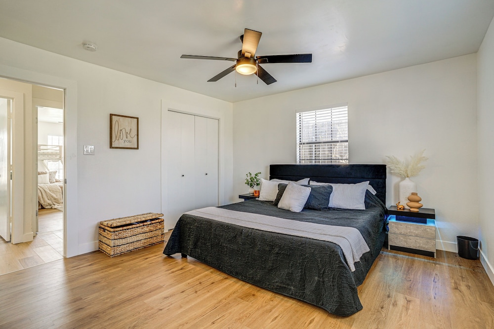 7 Mi to Lake Bridgeport: Home w/ Yard & Grill!