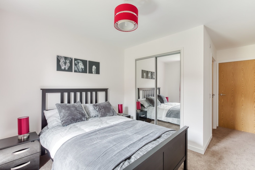 Modern 2 Bed Apartment in Central City view 3