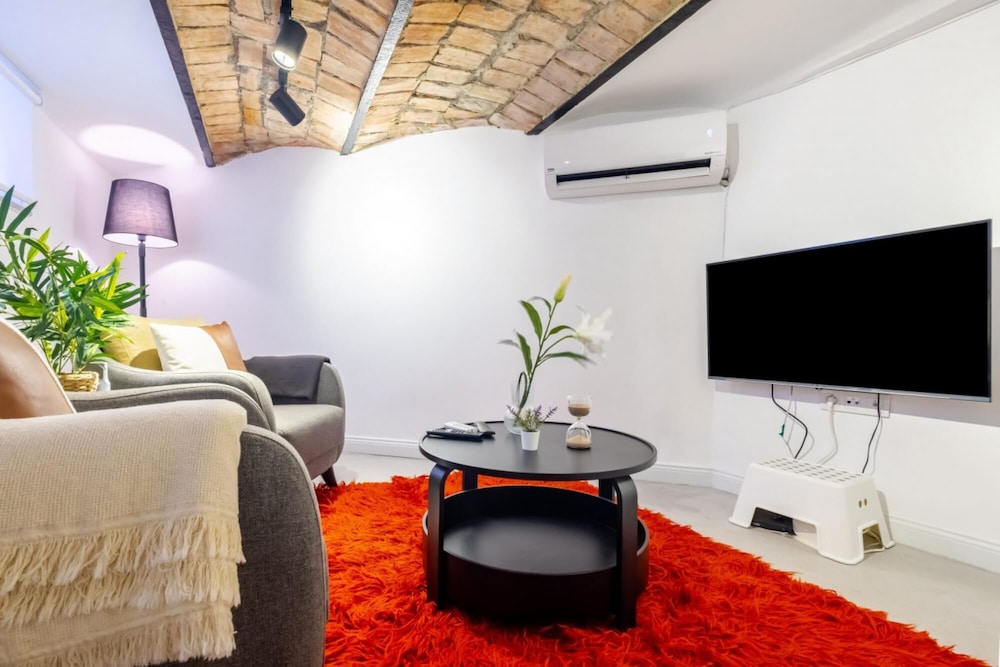Vibrant Flat 5 Minutes Walk to Istiklal in Beyoglu