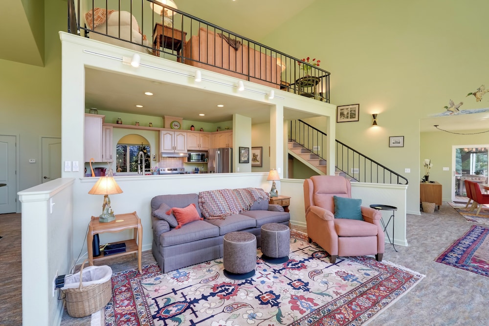Prime Mckenzie River Gem: Sunroom + Views!
