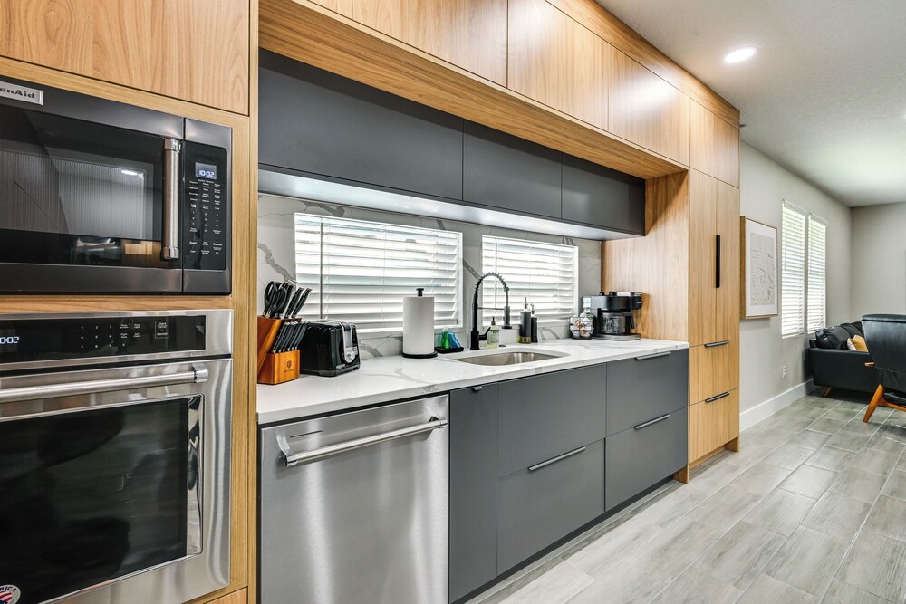 Modern Lakeland Golf Retreat w/ Putting Green