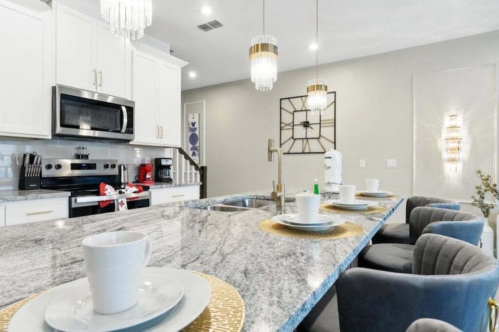 Beautiful Chic Radiance Home With Pool 5 Bedroom Townhouse