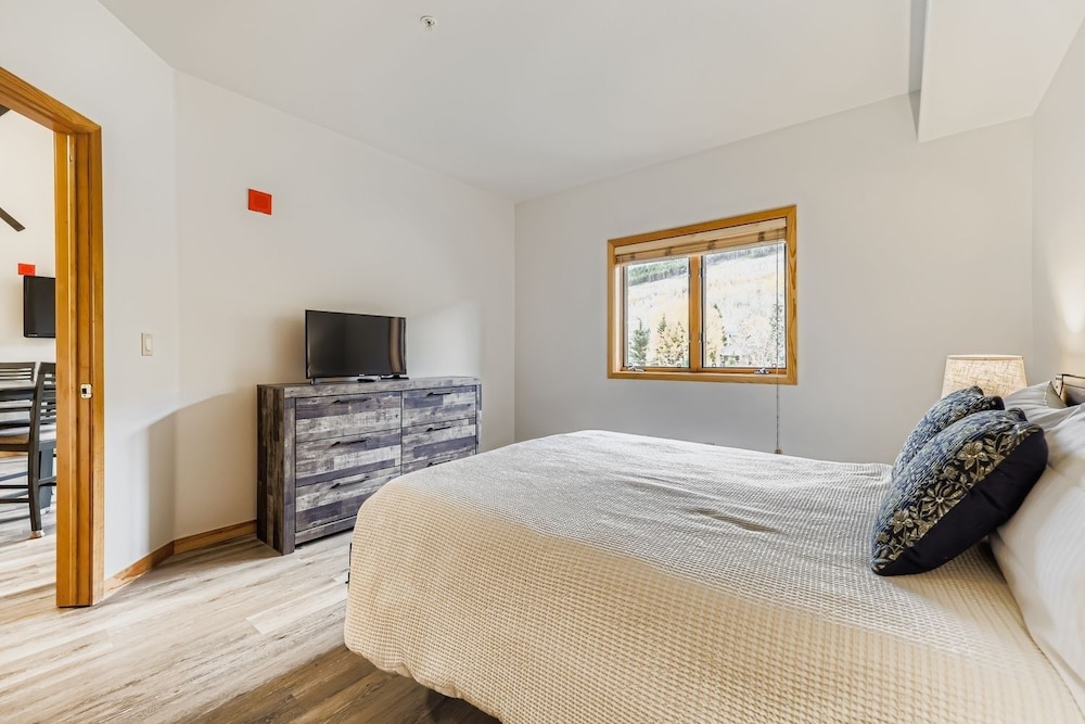 5094 Gateway 3 Bedroom Condo