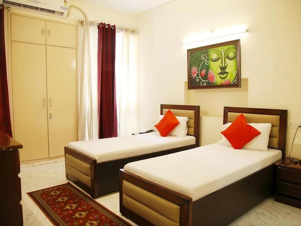 Room-maplewood Guest House, Neeti Bagh, view 2