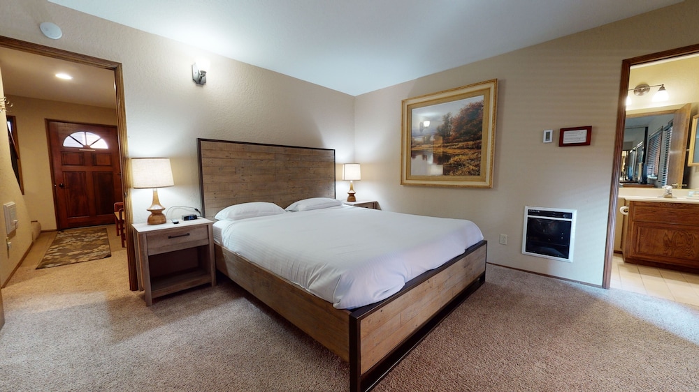 Helios North 6 Spacious and Bright, Pet-Friendly, Walk to The Village Gondola by RedAwning view 2