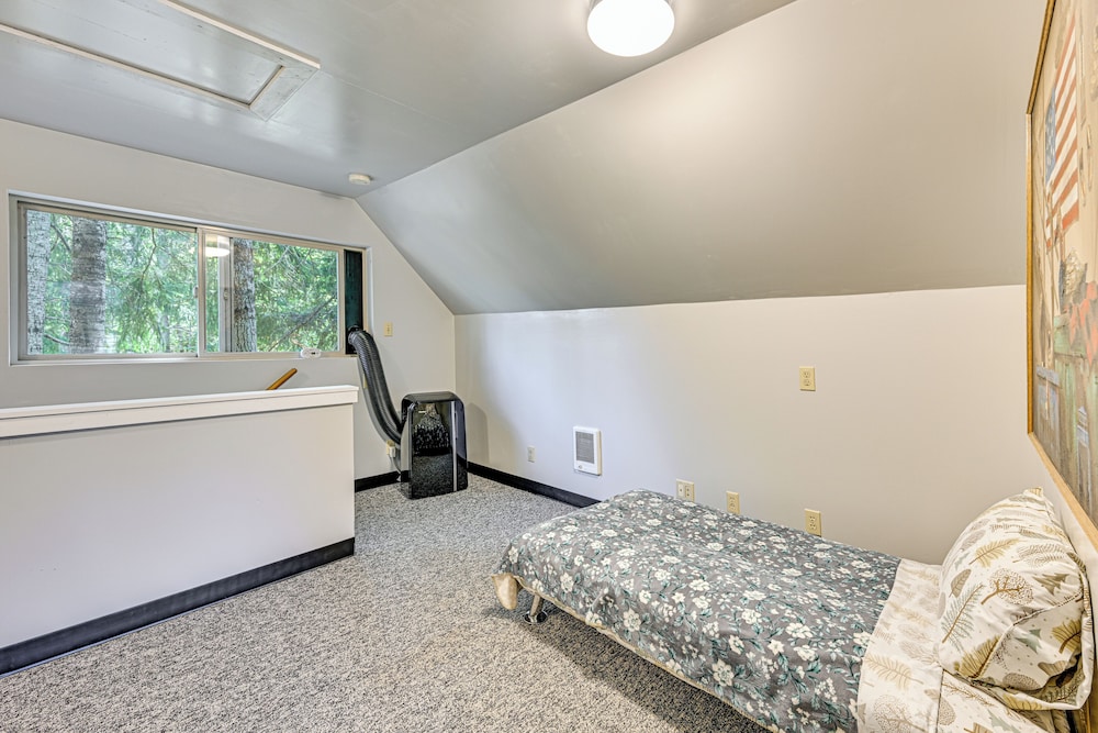 2 Mi to Lake Cushman Access: PNW Cabin Retreat!