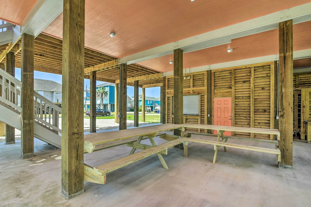Walk to Shore: Coastal Escape in Crystal Beach! view 4