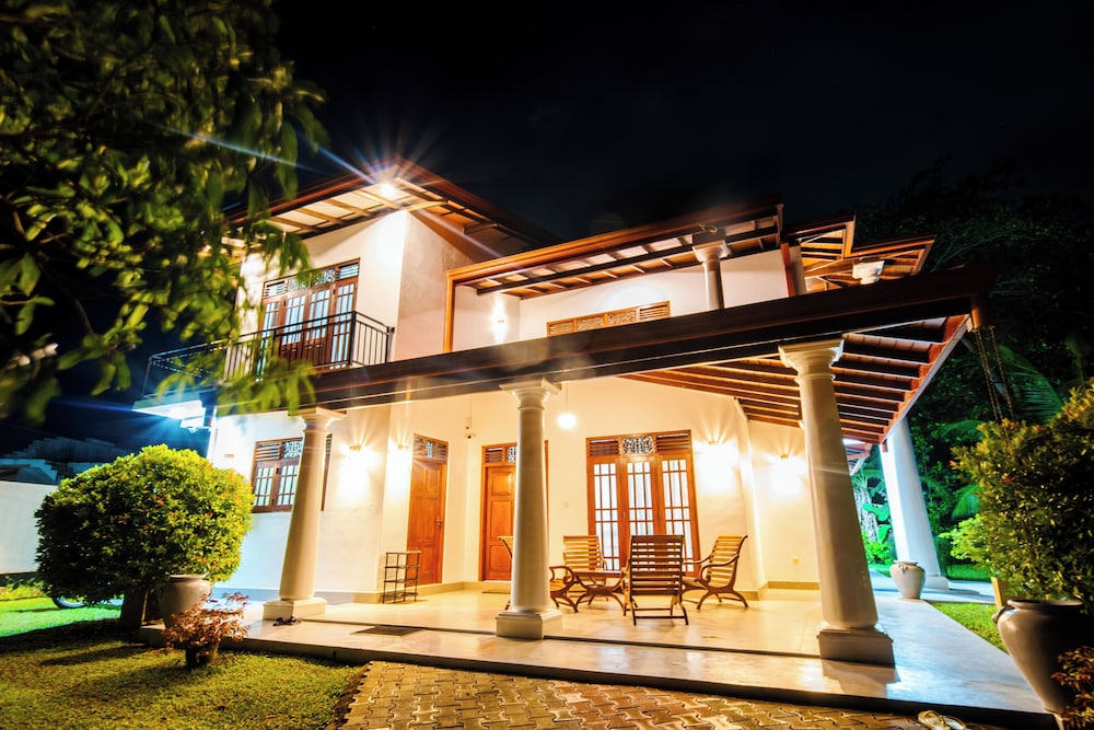 Villa Almond Leaf