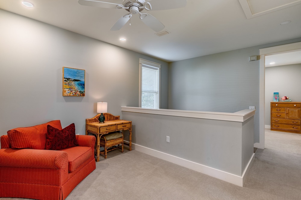 Gulf Coast Gem by Avantstay 3 Blocks to Beach Town Plaza Community Pool