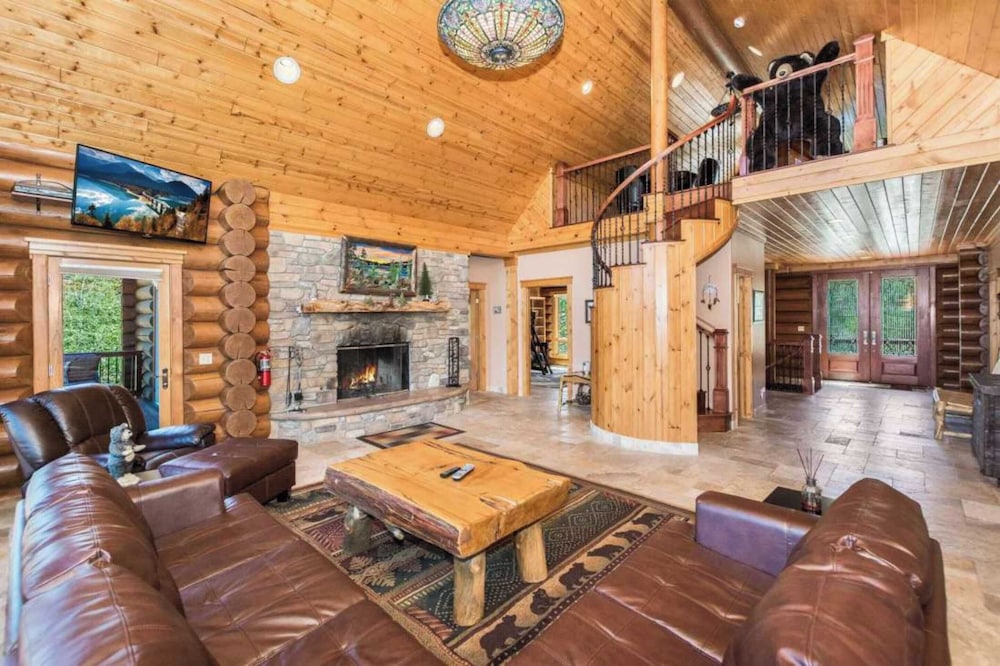 Sleeps 27 2 Homes Near the Lake, Hot Tub + Views Castle Glen Estates