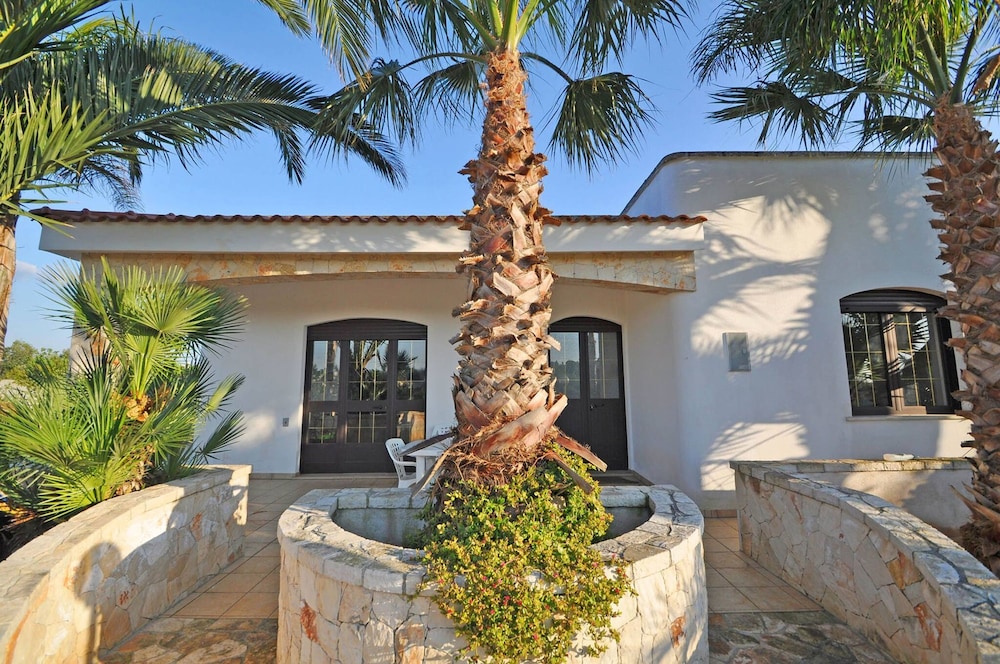 Villa Magnolia 1 Sleeps 8 Close to the sea