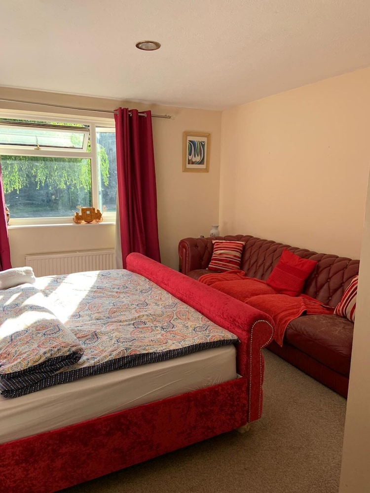 Captivating Bungalow With Garden in High Wycombe view 3