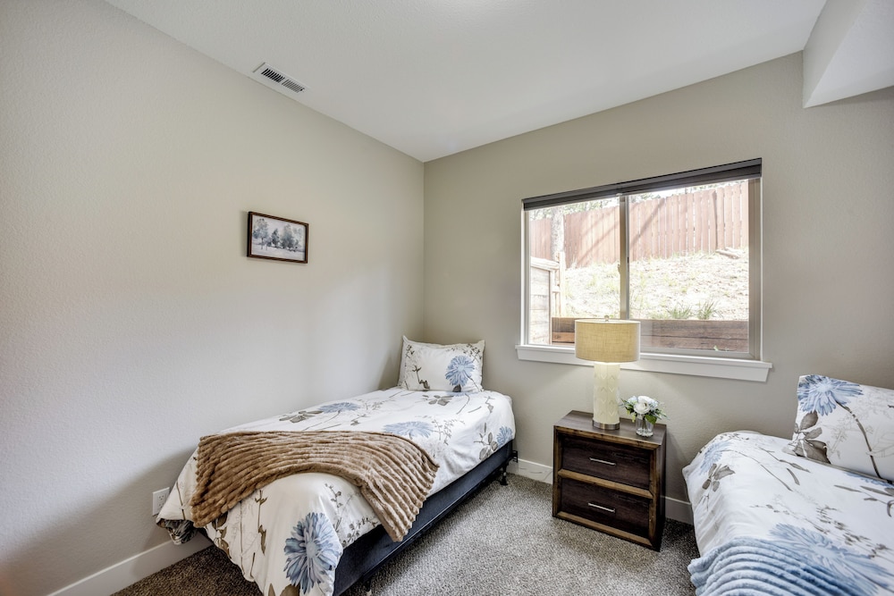 Dtwn Woodland Park Townhome w/ Covered Deck