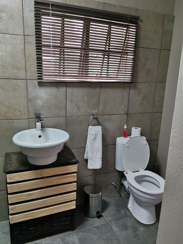 Aerotropolis Guest Lodge
