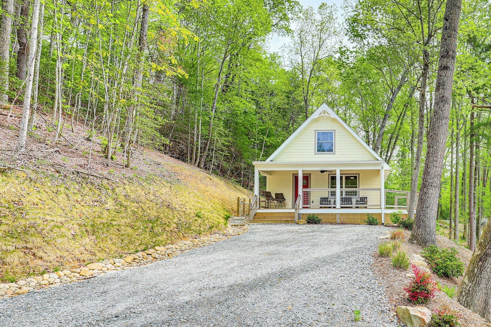 Farm On-site: Mtn-view Cottage in Hendersonville!