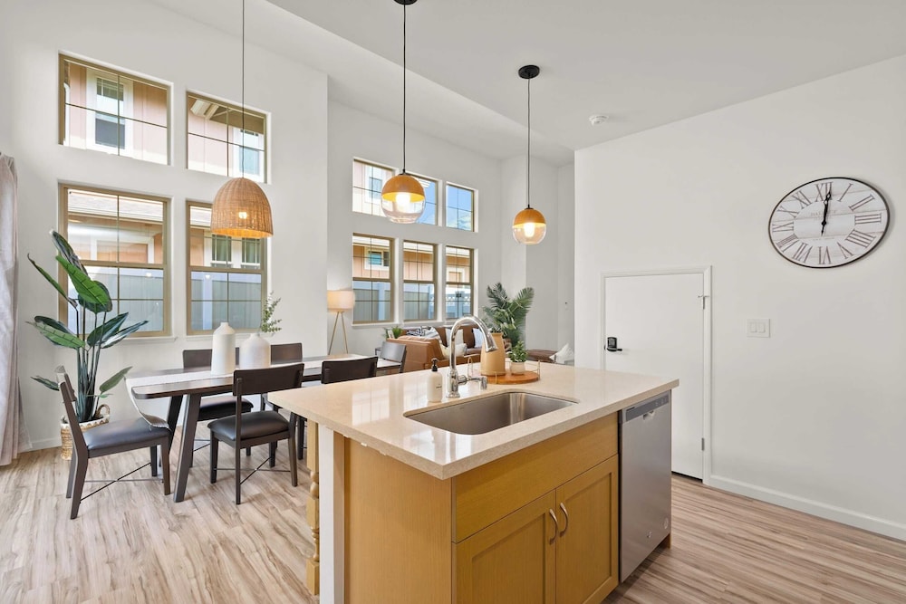 Sleeps 16, 2 Homes Ocean Views, Shared Pool + Gym, Near the Beach Avantstay